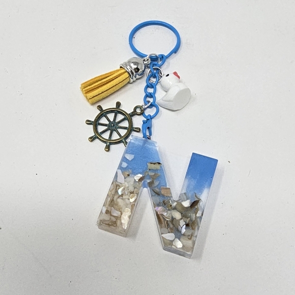 Handmade resin beach themed letter N keychain - Picture 2 of 4